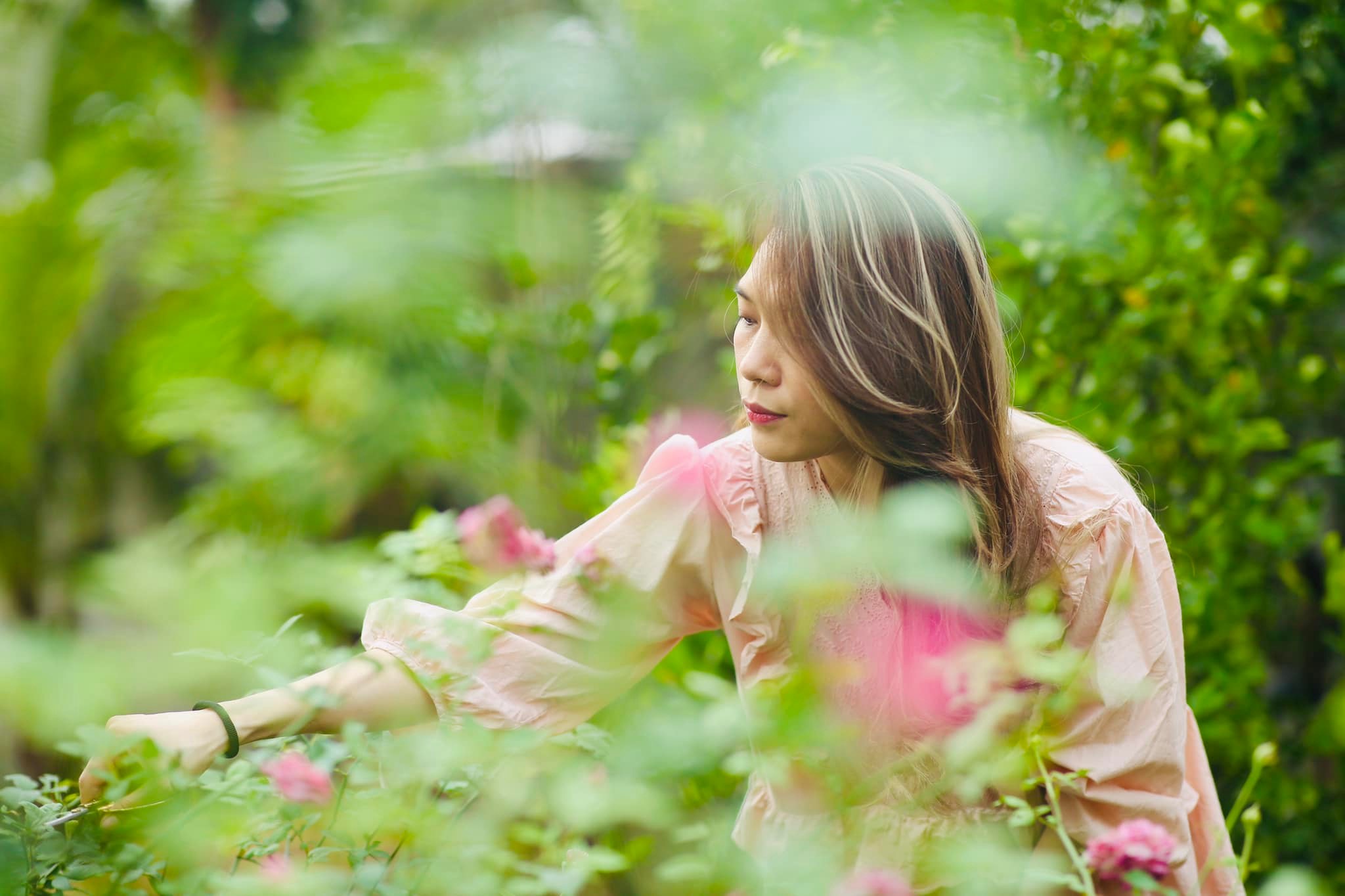 Dan-mang-tram-tro-truoc-canh-my-tam-cham-soc-vuon-hoa-tai-nha-rieng-lo-ro-nhan-sac-doi-thuc-u40-4