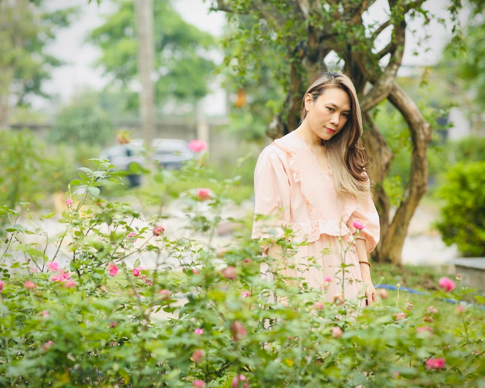 Dan-mang-tram-tro-truoc-canh-my-tam-cham-soc-vuon-hoa-tai-nha-rieng-lo-ro-nhan-sac-doi-thuc-u40-6