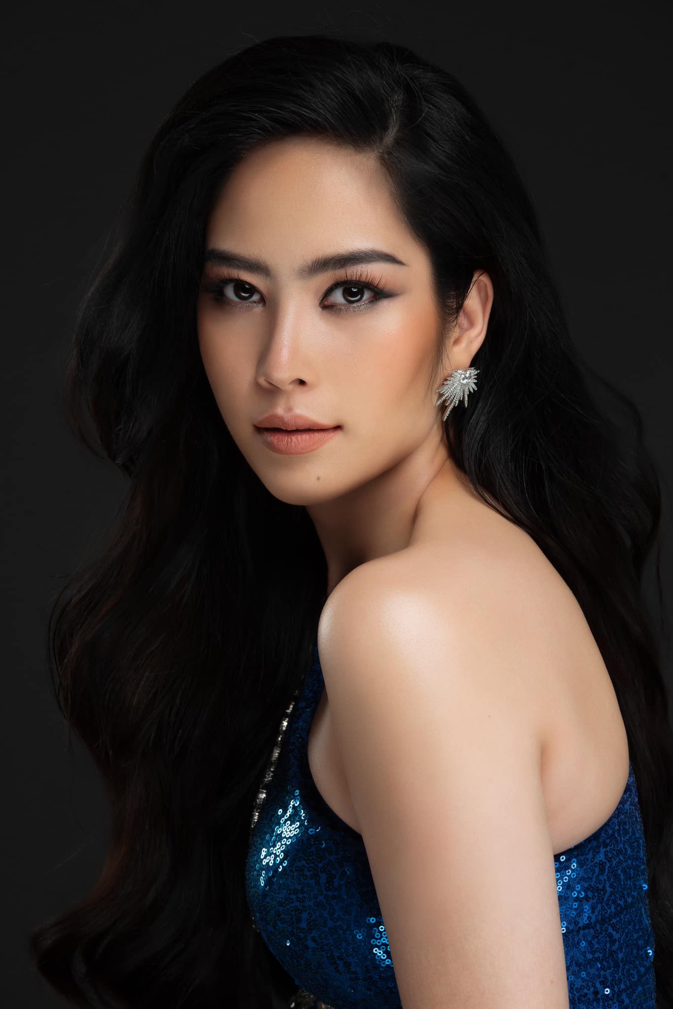 Cu-dan-mang-ngac-nhien-va-khong-ngung-tranh-cai-truoc-ach-nam-em-trinh-dien-tai- Miss-World-Vietnam