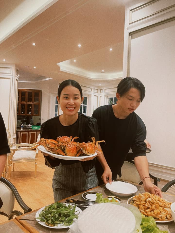 Vu-khac-tiep-vo-tinh-de-lo-than-hinh-that-gay-tro-xuong-vong-1-phang-ly-cua-ngoc-trinh-gay-ngo-ngang-3