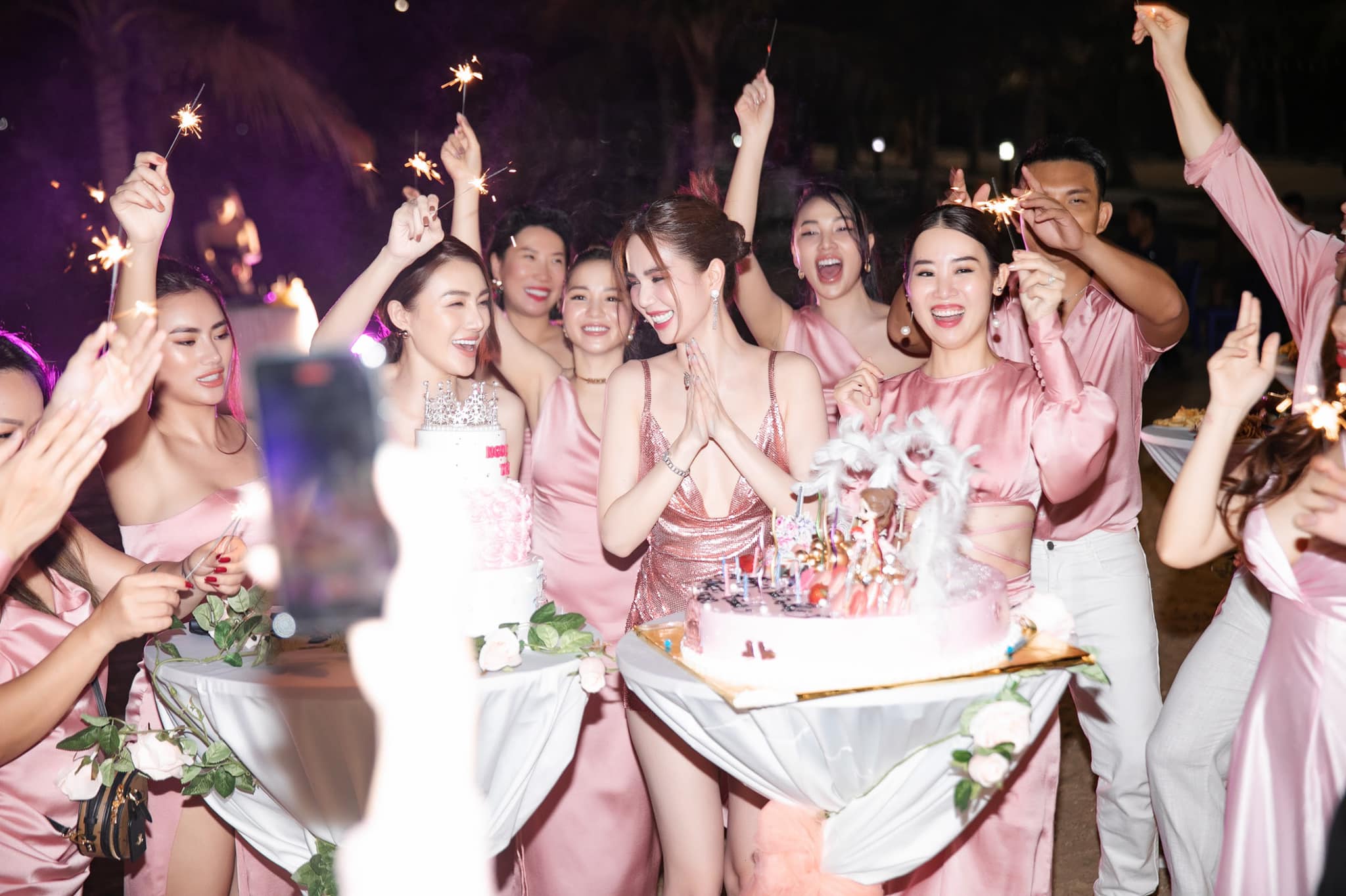 Ngọc Trinh xả mình đêm sinh nhật Hôn bạn gái nhiệt tình trong buổi tiệc  phát ngôn nhạy cảm  Showbiz Việt  Sao Việt  VGT TV