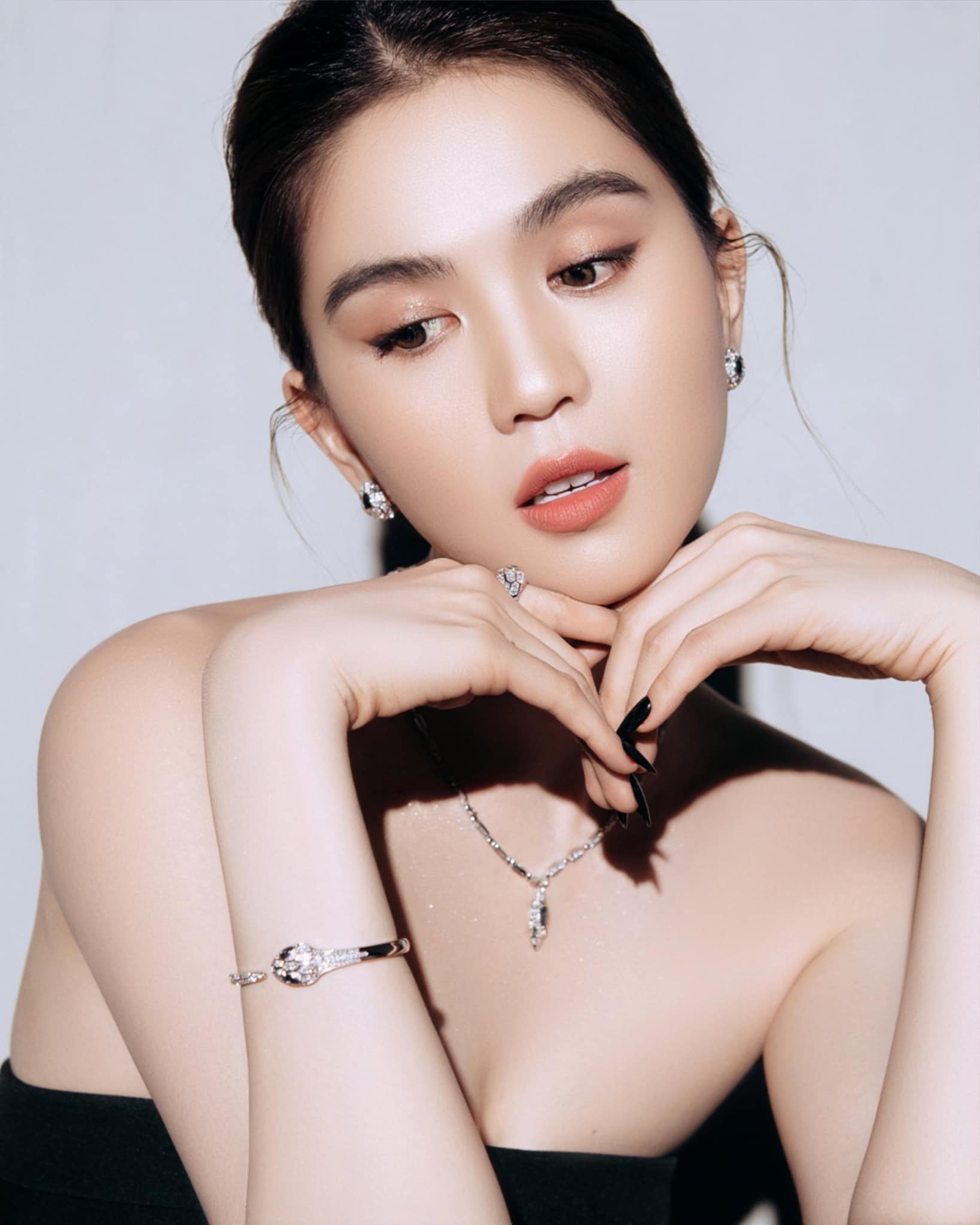 Ngoc-trinh-pho-dien-toan-bo-duong-cong-voi-vay-luoi-mac-nhu-khong-khoe-het-go-bong-dao-khung-1