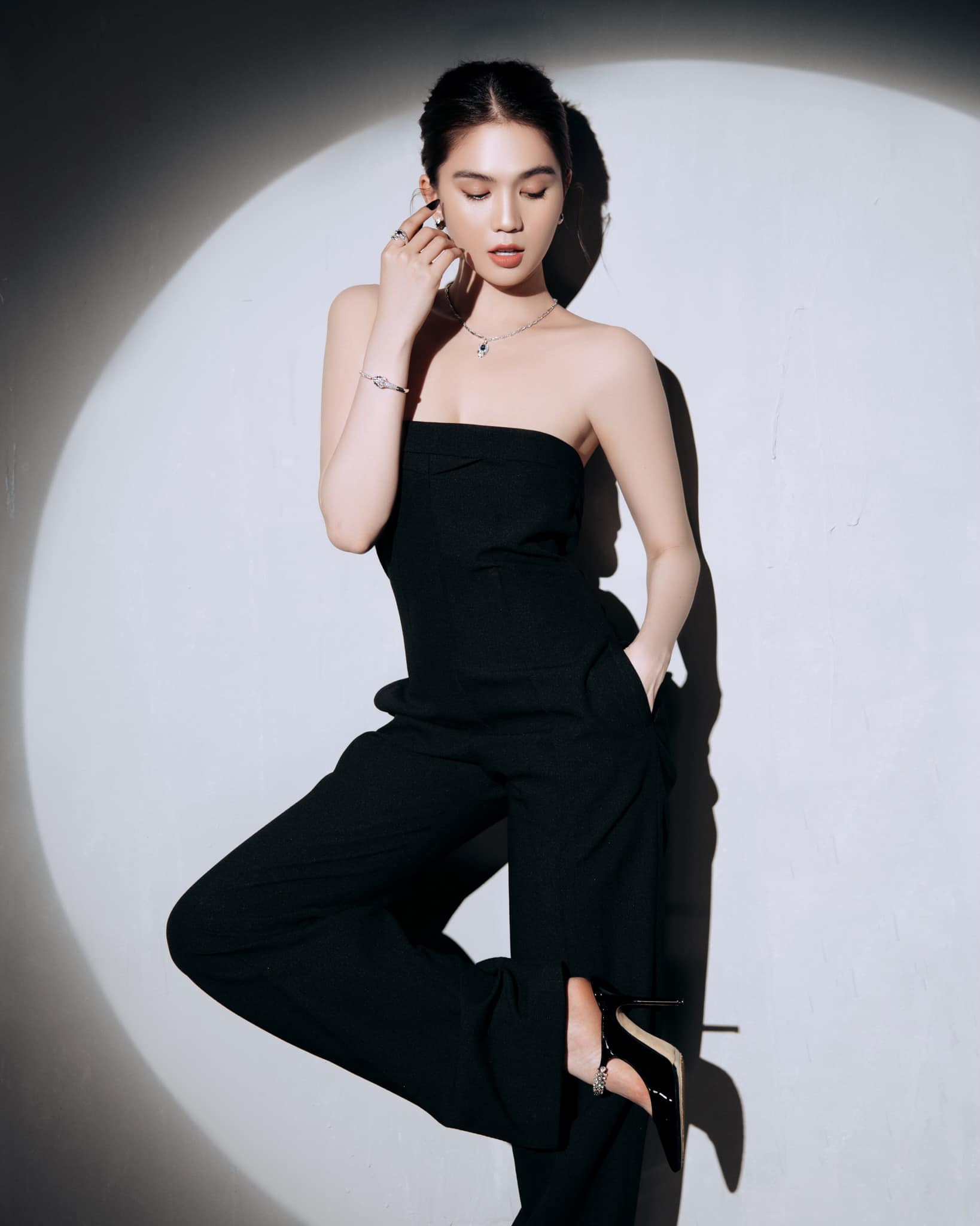 Ngoc-trinh-pho-dien-toan-bo-duong-cong-voi-vay-luoi-mac-nhu-khong-khoe-het-go-bong-dao-khung-11