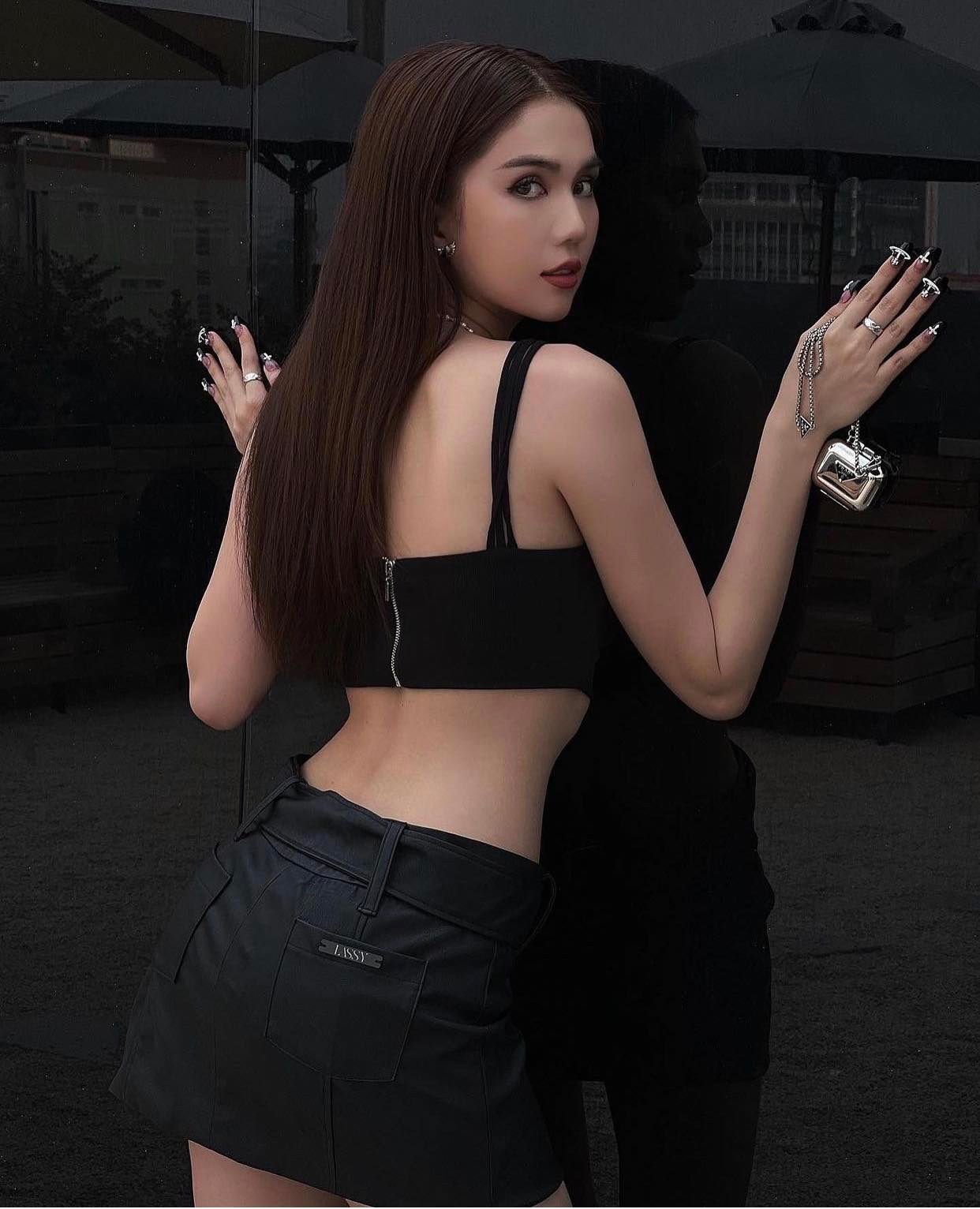 Ngoc-trinh-dien-vay-ngan-cun-vo-tu-de-photograper-chup-tu-duoi-len-thay-tron-vong-3-co-khung-2