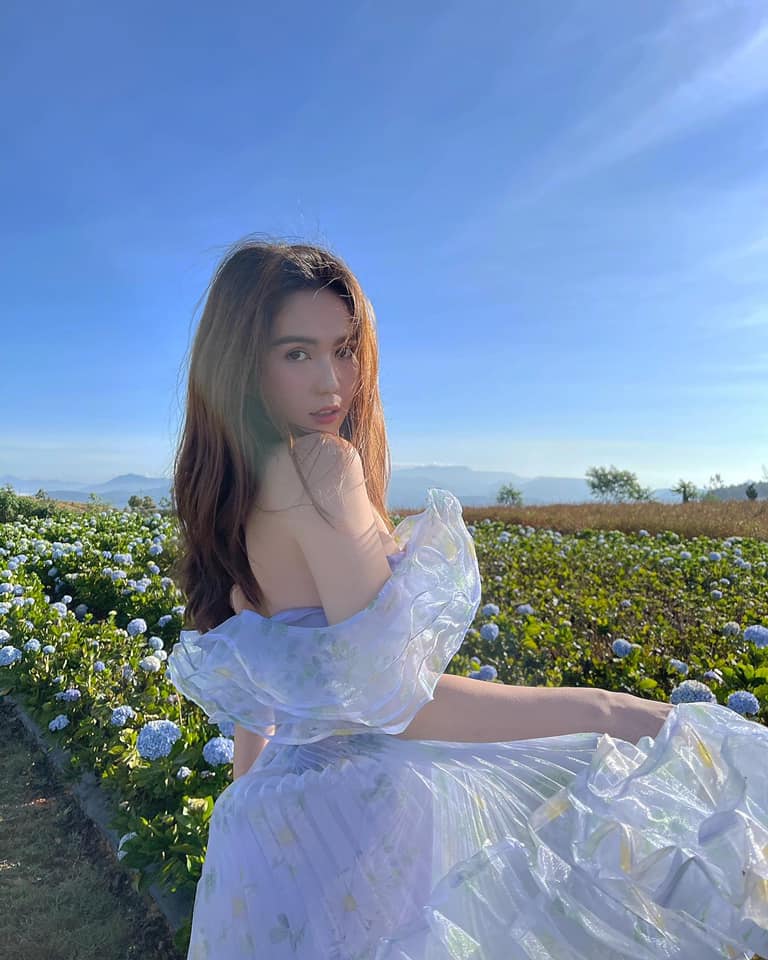 Me-man-voi-bo-anh-nang-tho-hut-mat-cua-ngoc-trinh-dung-chuan-my-nhan-khong-tuoi-cua-showbiz-viet-2