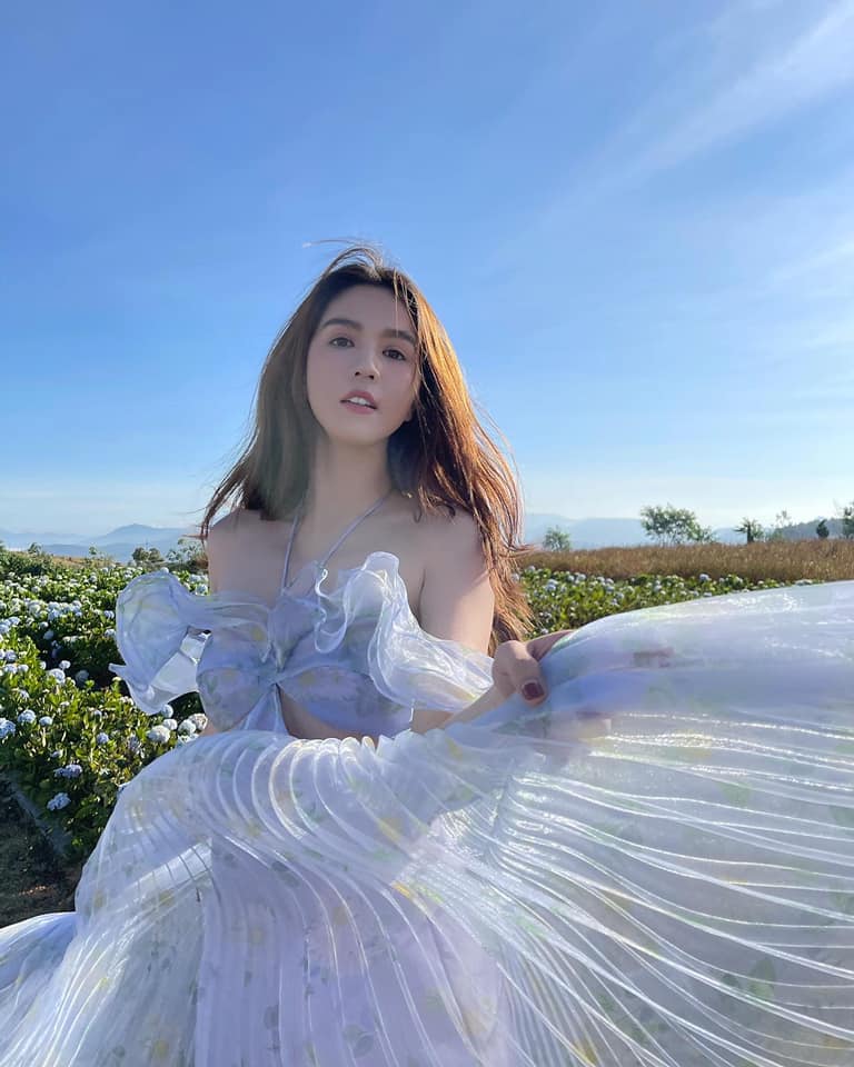 Me-man-voi-bo-anh-nang-tho-hut-mat-cua-ngoc-trinh-dung-chuan-my-nhan-khong-tuoi-cua-showbiz-viet-6