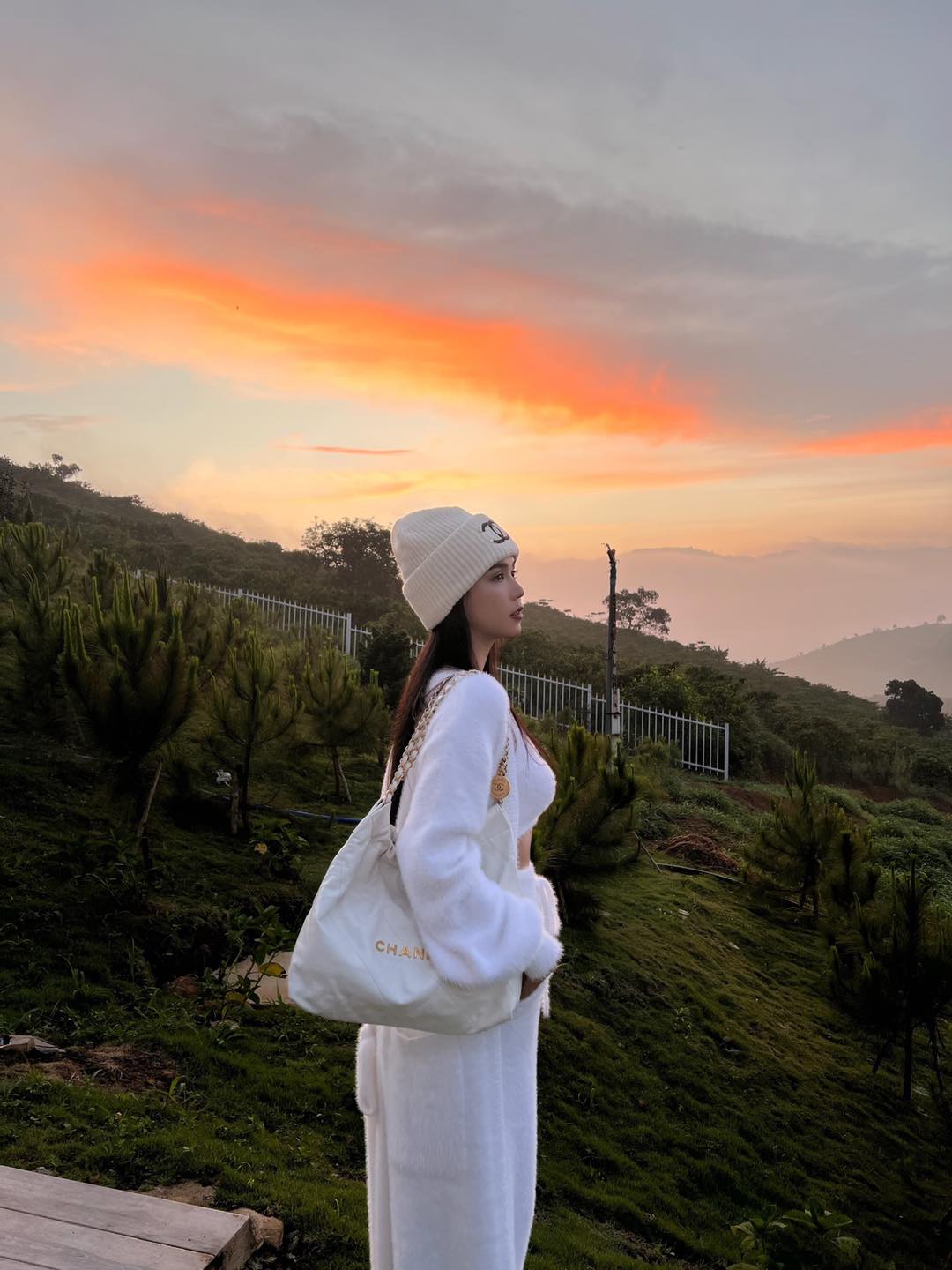 Bat-tron-canh-ngoc-trinh-dang-choi-dua-cung-con-trai-lo-ro-voc-dang-doi-thuc-chua-qua-chinh-sua-4