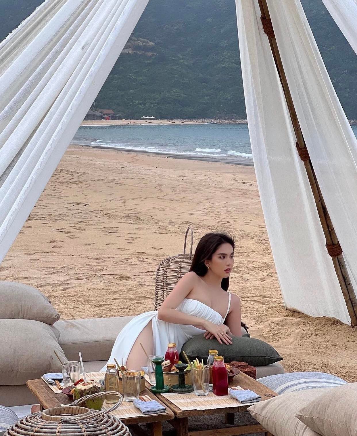 Me-man-truoc-loat-anh-ngoc-trinh-tha-dang-o-bien-tu-tin-khoe-tron-than-hinh-chuan-nu-hoang-noi-y-2