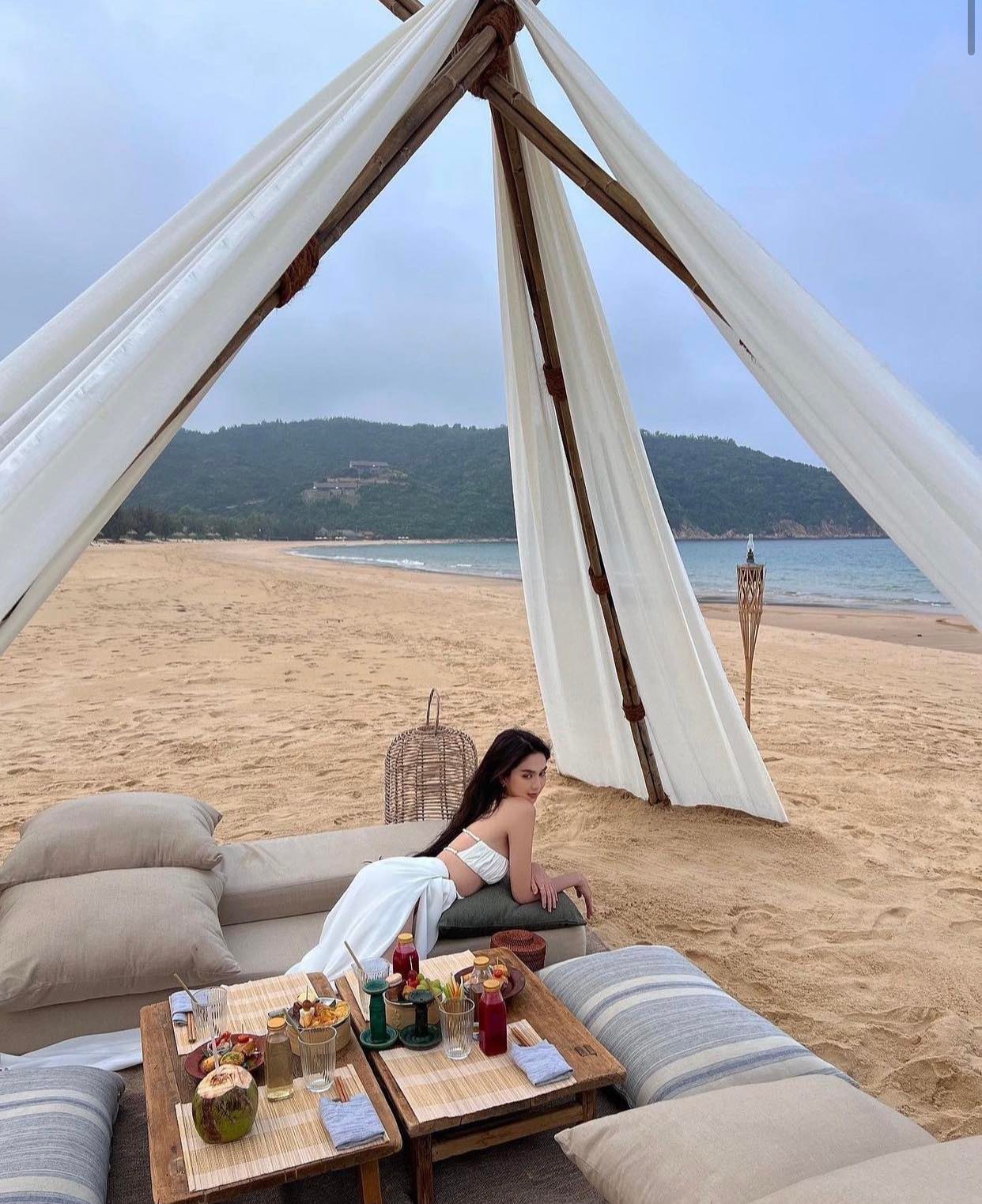 Me-man-truoc-loat-anh-ngoc-trinh-tha-dang-o-bien-tu-tin-khoe-tron-than-hinh-chuan-nu-hoang-noi-y-3