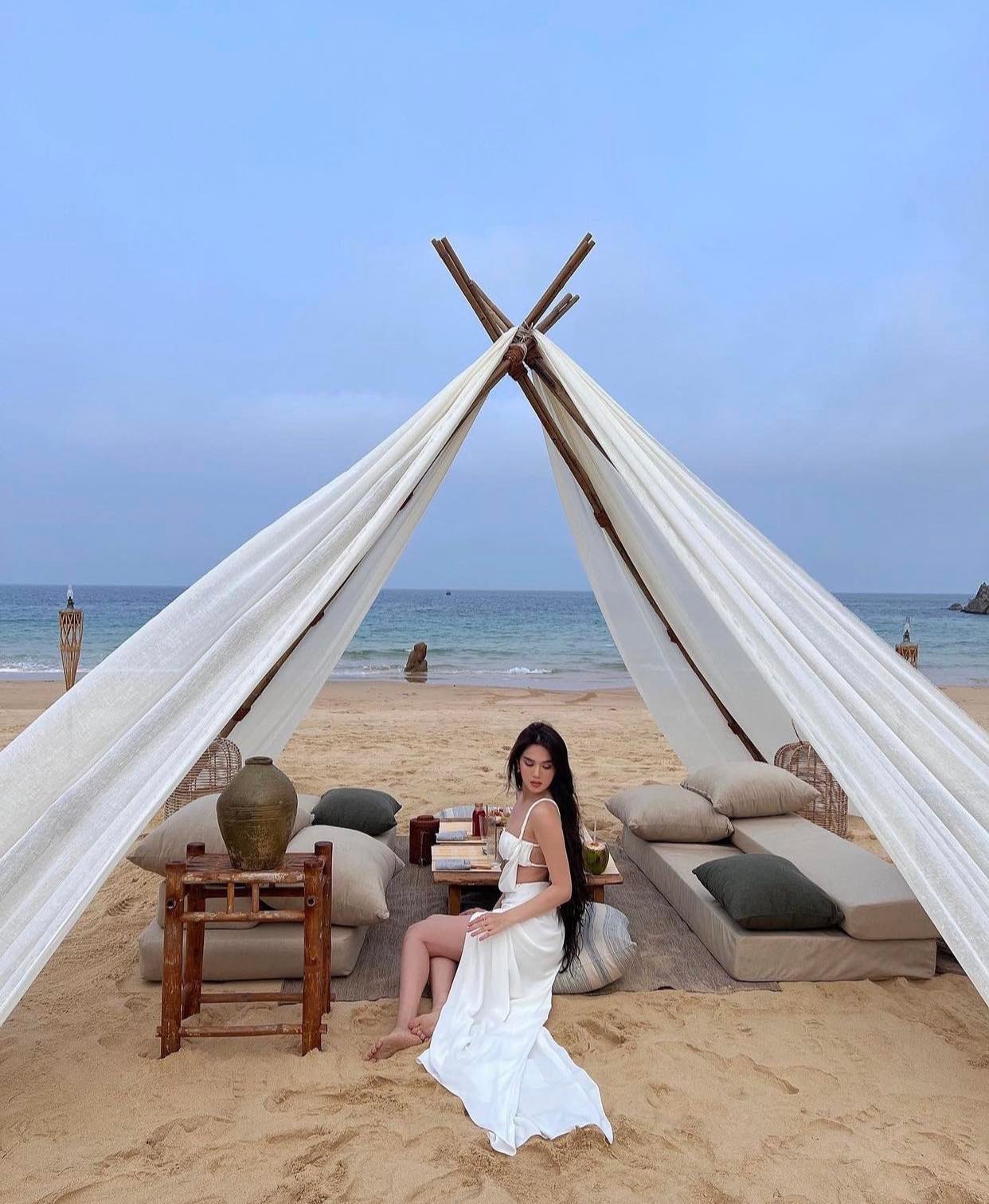 Me-man-truoc-loat-anh-ngoc-trinh-tha-dang-o-bien-tu-tin-khoe-tron-than-hinh-chuan-nu-hoang-noi-y-4