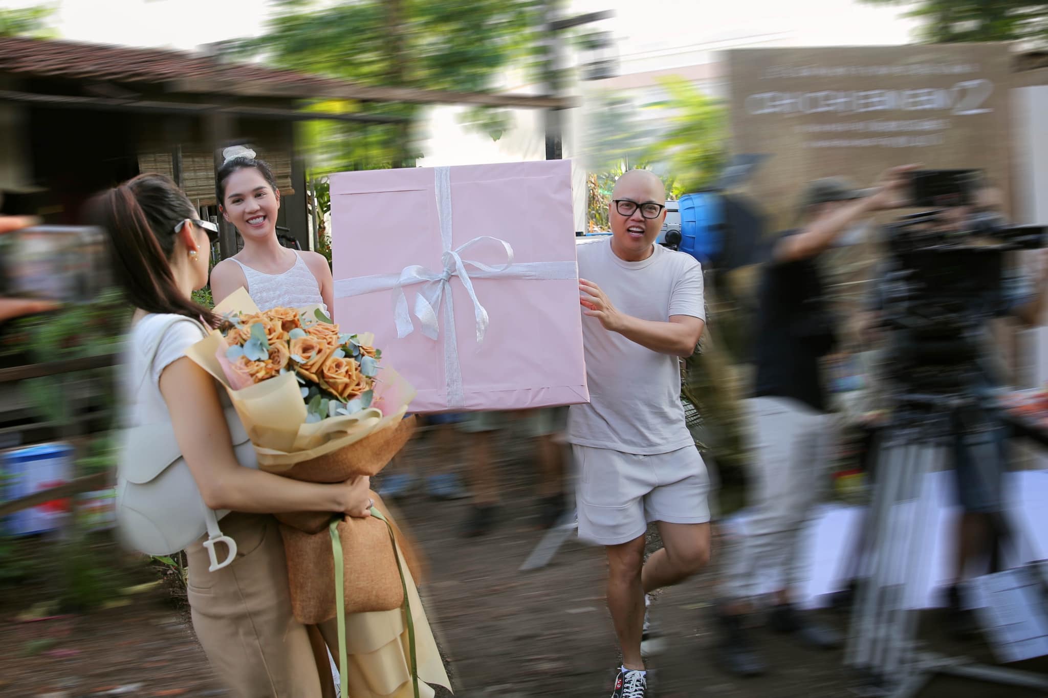 Minh-hang-ngo-ngang-khi-nhan-duoc-mon-qua-gia-tri-khung-tu-ngoc-trinh-trong-ngay-sinh-nhat-5