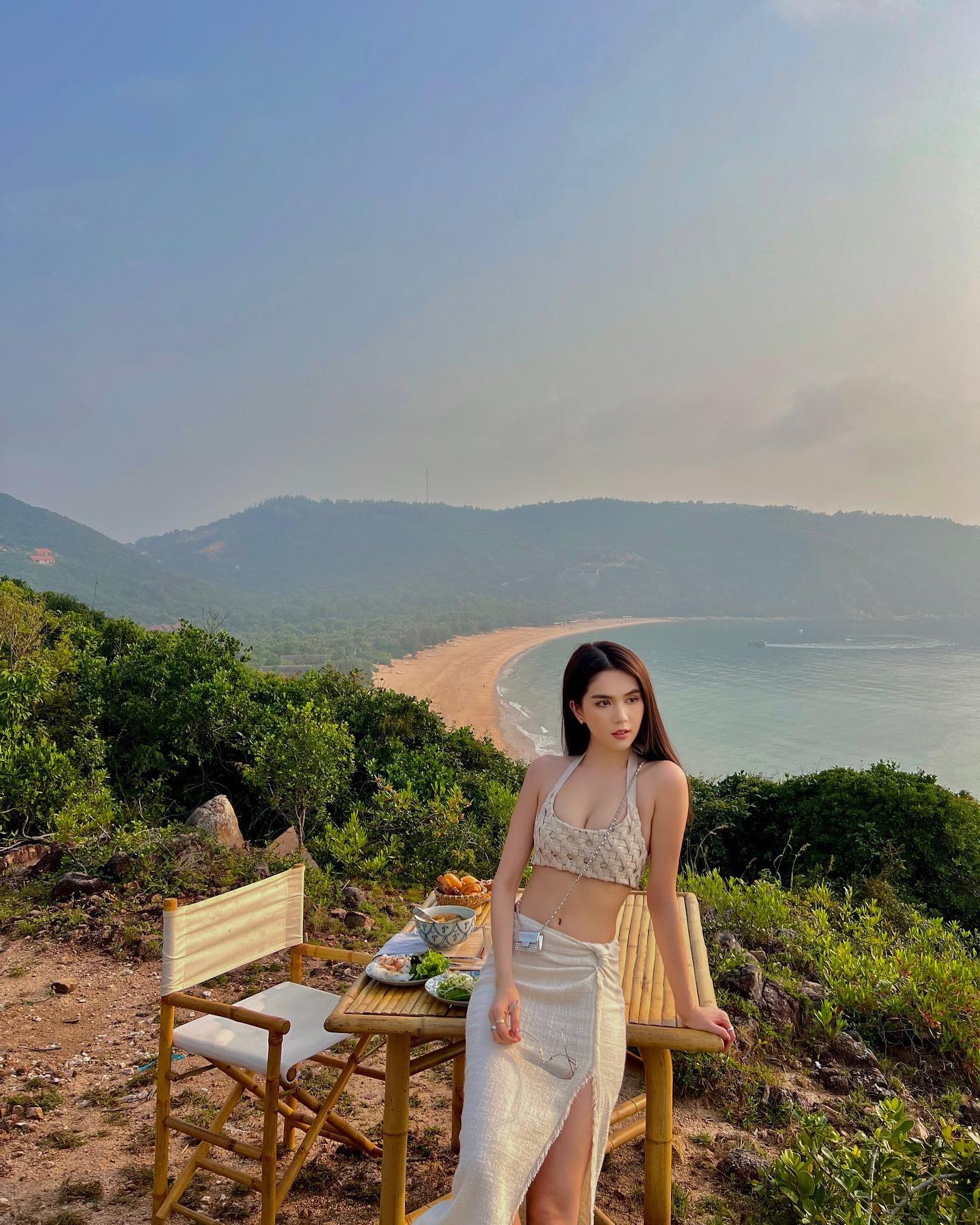 Ngoc-trinh-quay-can-lung-tran-min-mang-cung-vong-eo-con-kien-tru-danh-nhan-sac-hien-gay-sot-2