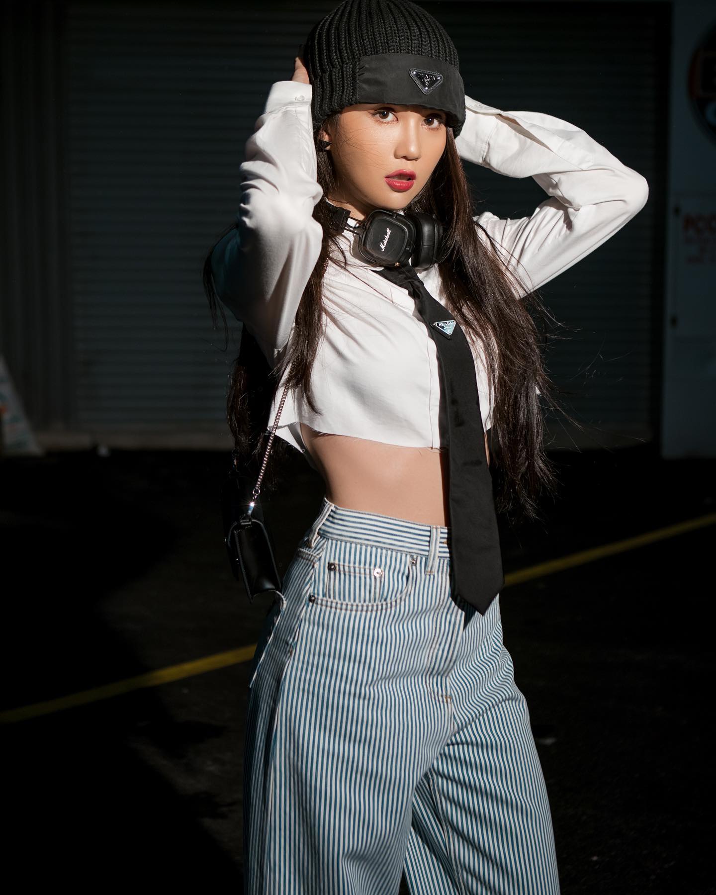 Ngoc-trinh-quay-can-lung-tran-min-mang-cung-vong-eo-con-kien-tru-danh-nhan-sac-hien-gay-sot