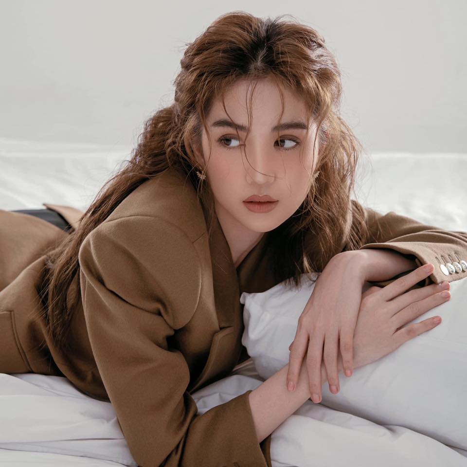 Anh-doi-thuc-cua-ngoc-trinh-lo-nhan-sac-that-tuoi-31-khid-e-mat-moc-khien-khan-gia-khong-khoi-ngo-ngang