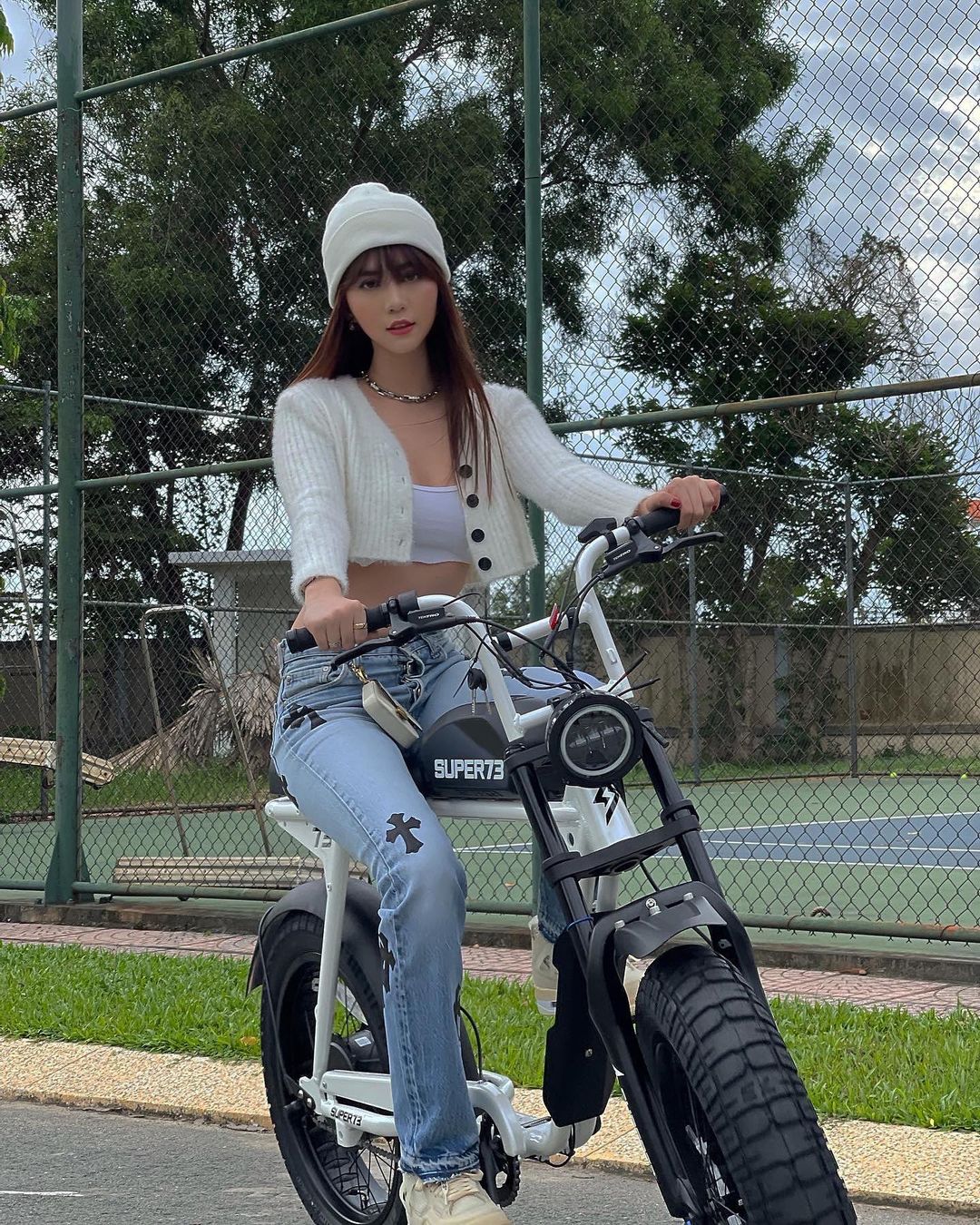 Anh-doi-thuc-cua-ngoc-trinh-lo-nhan-sac-that-tuoi-31-khid-e-mat-moc-khien-khan-gia-khong-khoi-ngo-ngang