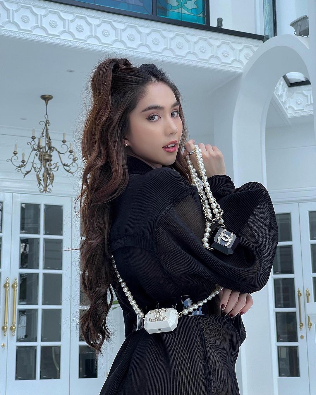 Ngoc-trinh-khui-hang-loat-do-hieu-giua-mua-dich-nhung-dan-tinh-chi-cham-chu-nhin-1-diem-tren-co-the