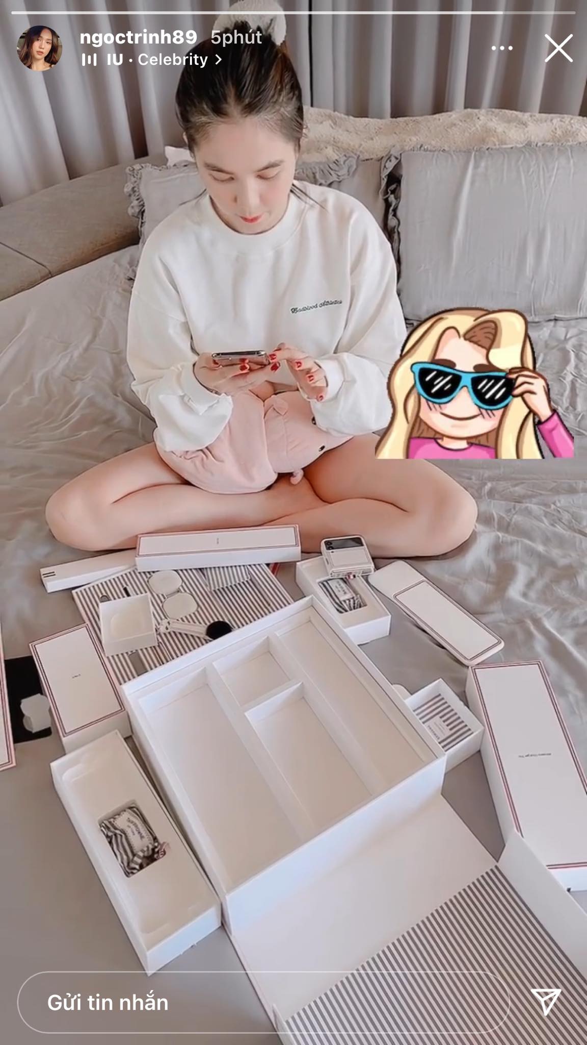 Ngoc-trinh-khui-hang-loat-do-hieu-giua-mua-dich-nhung-dan-tinh-chi-cham-chu-nhin-1-diem-tren-co-the