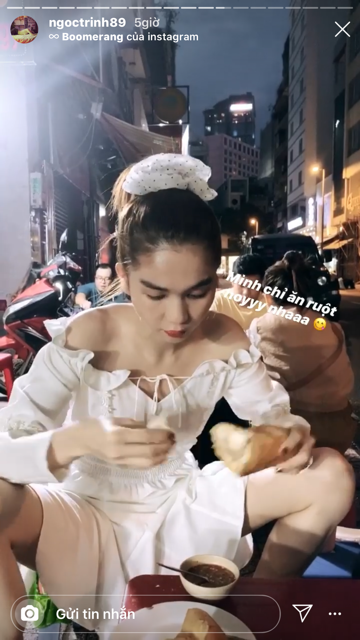 xuat-hien-hinh-anh-ngoc-trinh-ngoi-an-via-he-voi-tu-the-cuc-ba-dao