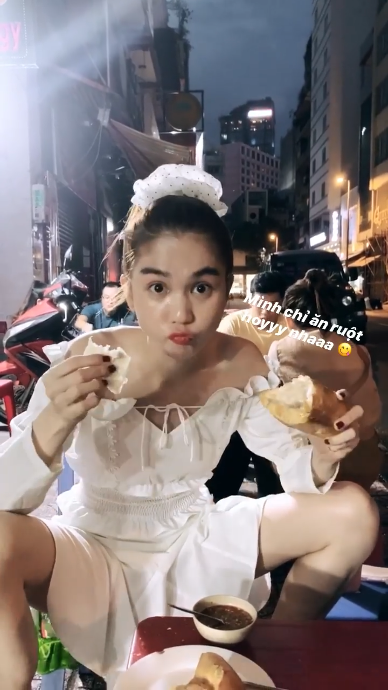 xuat-hien-hinh-anh-ngoc-trinh-ngoi-an-via-he-voi-tu-the-cuc-ba-dao