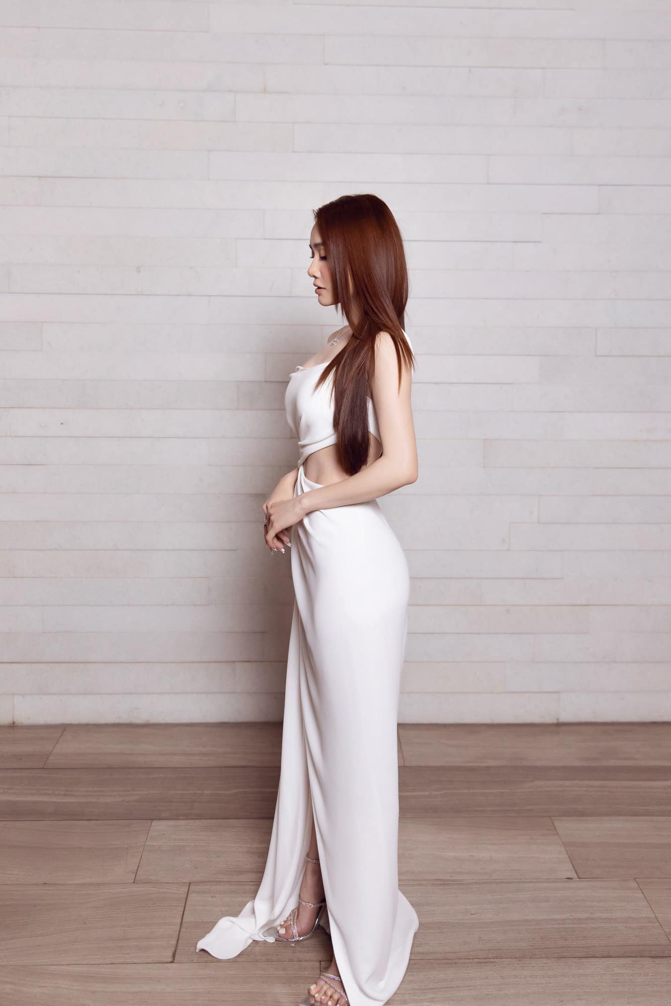 Nha-phuong-tu-tin-dien-vay-o-ep-vong-1-tran-vien-khoe-vong-eo-phang-li-lan-at-ngoc-trinh-3