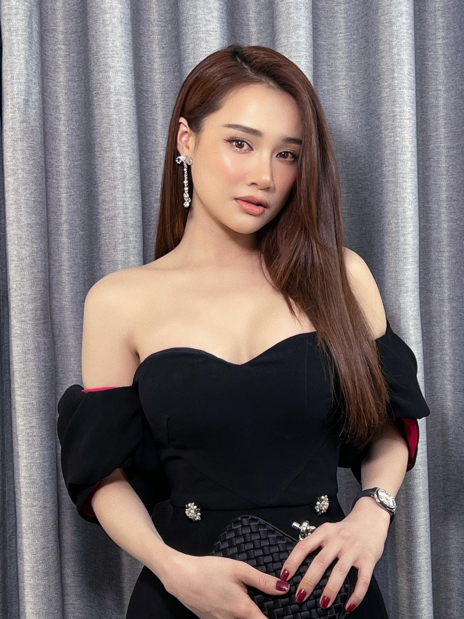 Nha-phuong-tu-tin-dien-vay-o-ep-vong-1-tran-vien-khoe-vong-eo-phang-li-lan-at-ngoc-trinh