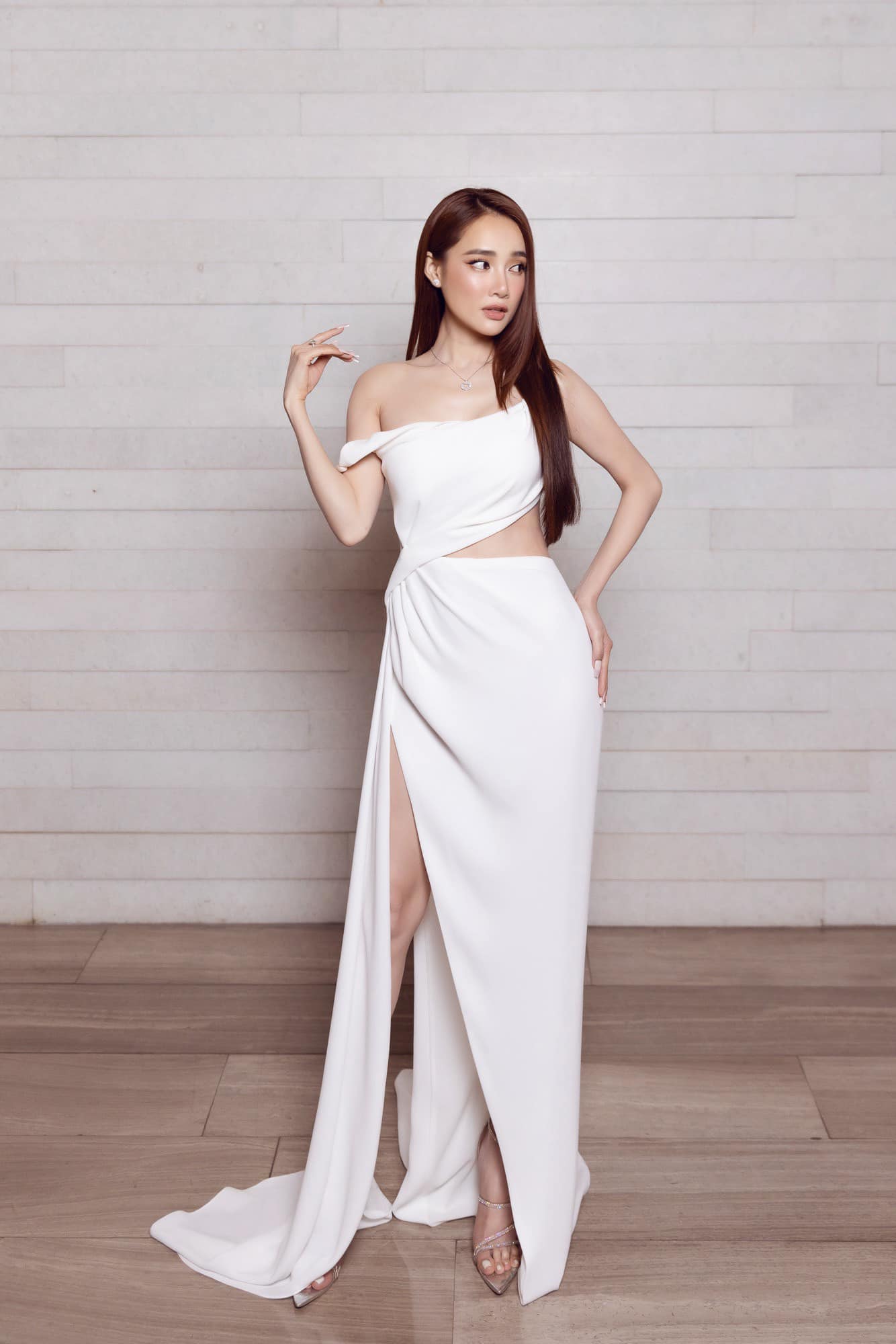 Nha-phuong-tu-tin-dien-vay-o-ep-vong-1-tran-vien-khoe-vong-eo-phang-li-lan-at-ngoc-trinh4