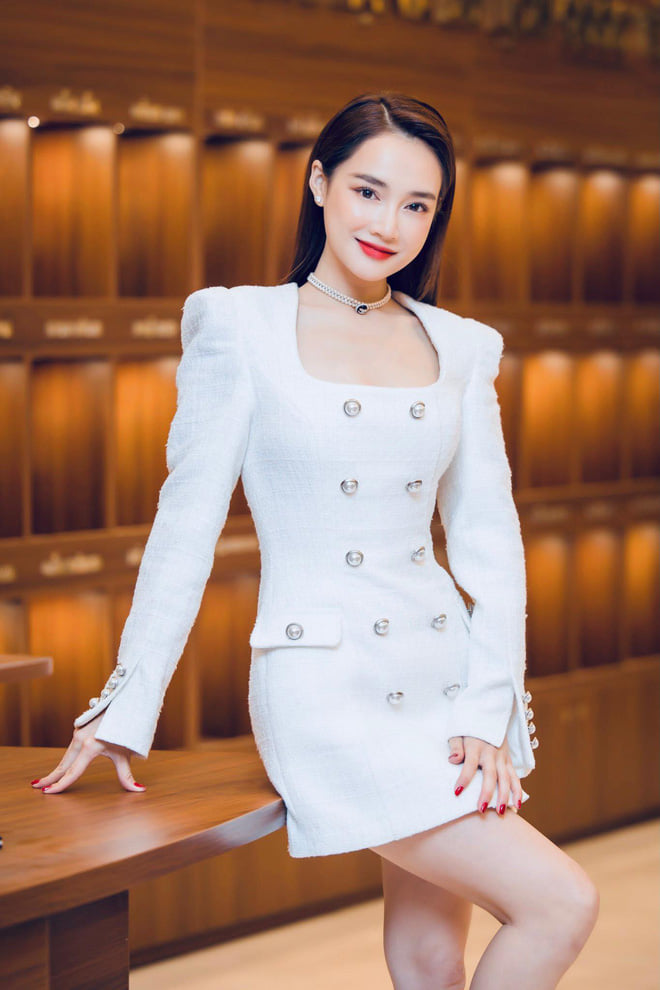 Nha-phuong-vo-tu-ven-ao-khoe-vong-eo-con-kien-phang-ly-den-ngoc-trinh-cung-phai-chao-thua