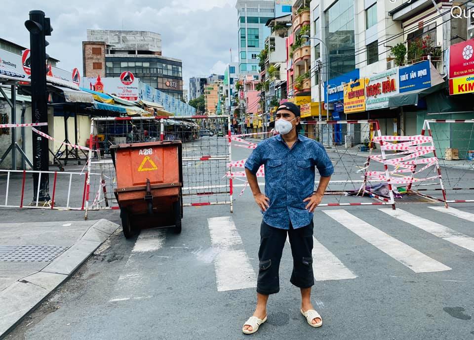 Clup-lai-canh-quyen-linh-dang-ban-nuoc-giat-o-cho-duoi-troi-mua-tam-ta-voi-khuon-mat-that-than