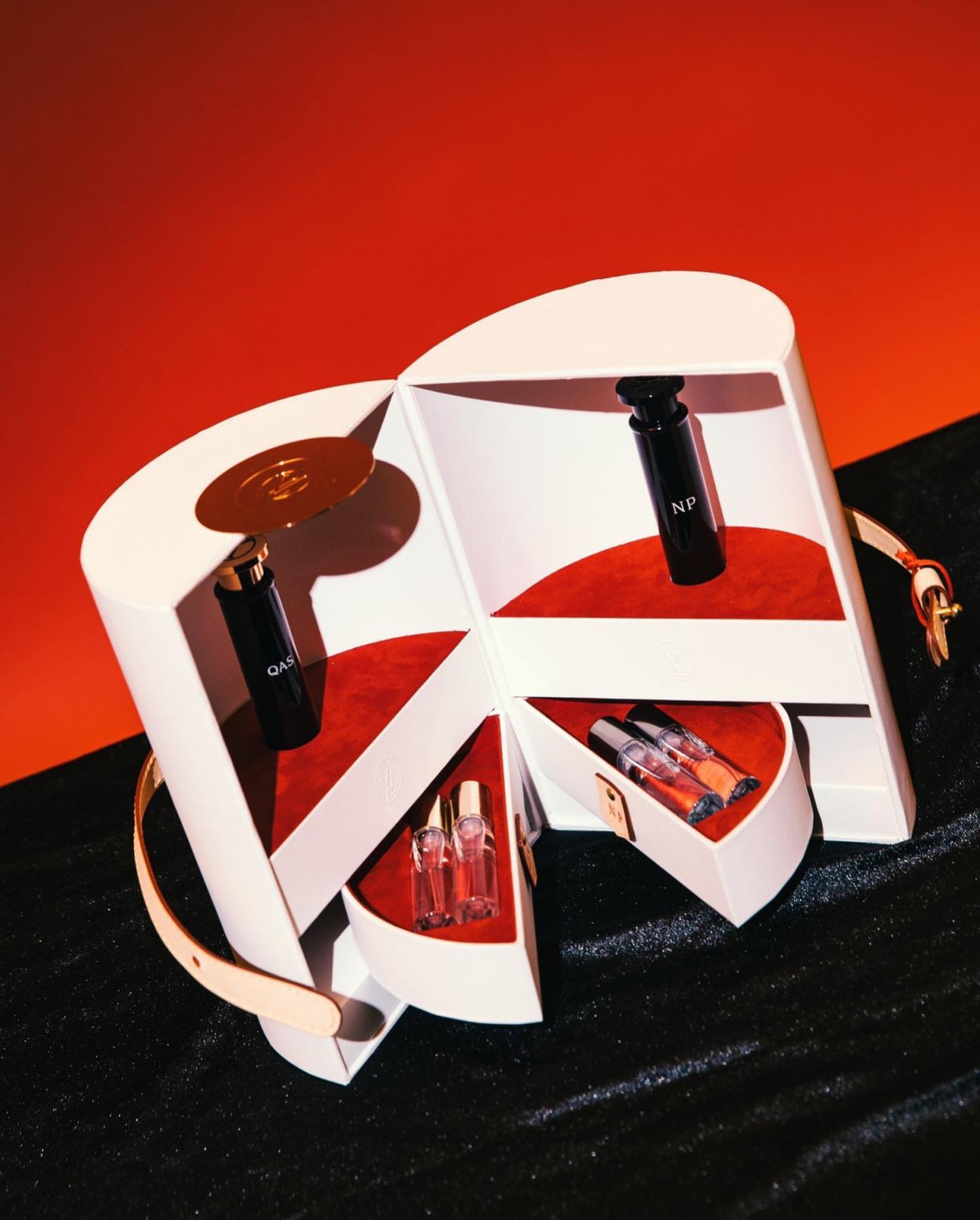 Quynh-anh-shyn-dang-anh-tinh-tu-ben-nguoi-yeu-nhan-valentine-dien-mao-va-danh-tinh-khien-cdm-ngo-ngang-5