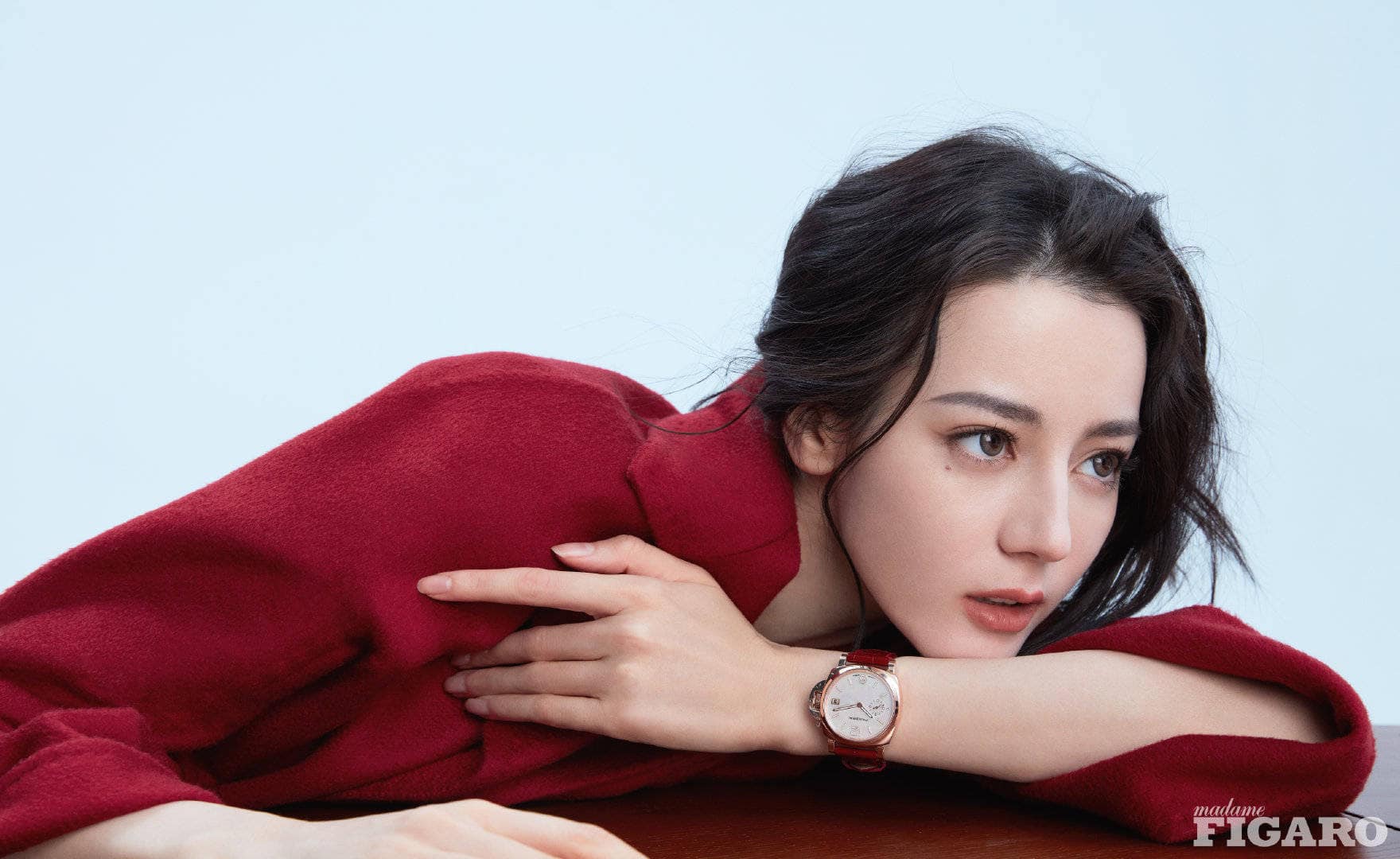 chup-can-canh-nhiet-ba-qua-camera-thuong-lo-ro-nhan-sac-that-voi-loat-khuyet-diem-gay-ngo-ngang