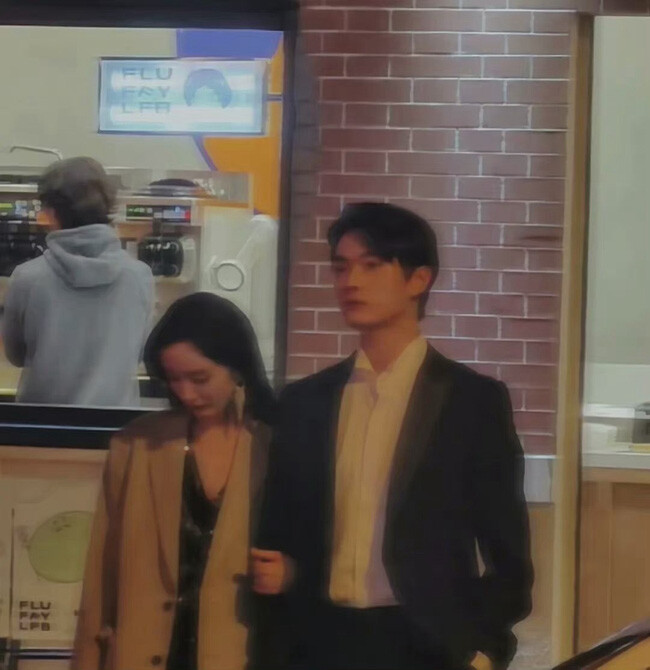 Team-qua-duong-quay-len-canh-duong-mich-hua-khai-o-duong-pho-lo-ro-sac-voc-doi-thuc-gay-ngo-ngang-10