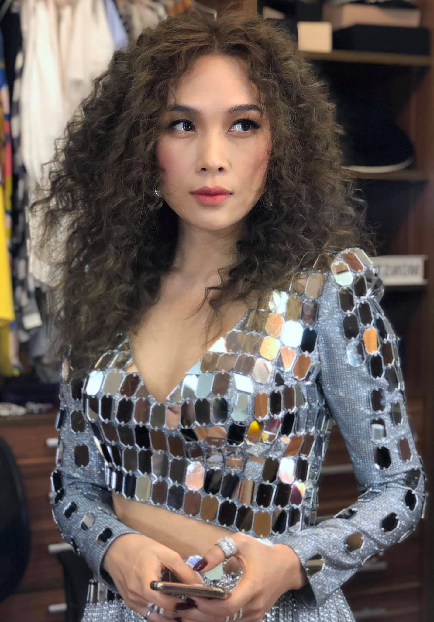 Sao-nu-so-huu-nhan-sac-khong-tuoi-my-tam-ly-nha-ky-giau-co-bac-nhat-showbiz-u40-van-doc-than