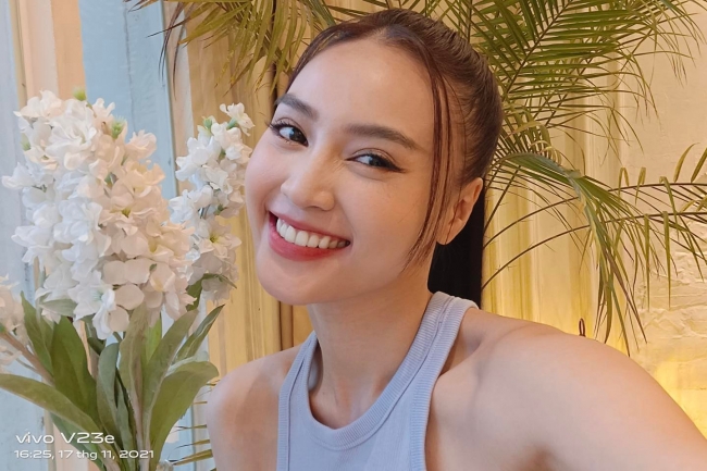 Sao-2-3-lo-lan-da-ngoai-doi-that-ngoc-trinh-gay-sung-sot-dam-vinh-hung-lo-clip-duoc-gai-tre-om-ap