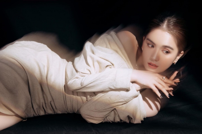 Sao-3-3-quay-len-canh-ngoc-trinh-choi-bong-ro-cung-ban-trai-my-tam-bat-ngo-bao-tin-vui