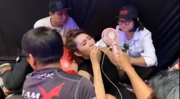 thuy-ngan-dang-quay-phim-bi-bay-khoi-vo-dai-dan-den-dap-luoi-veo-co-bat-tinh-phai-dua-di-cap-cuu-2