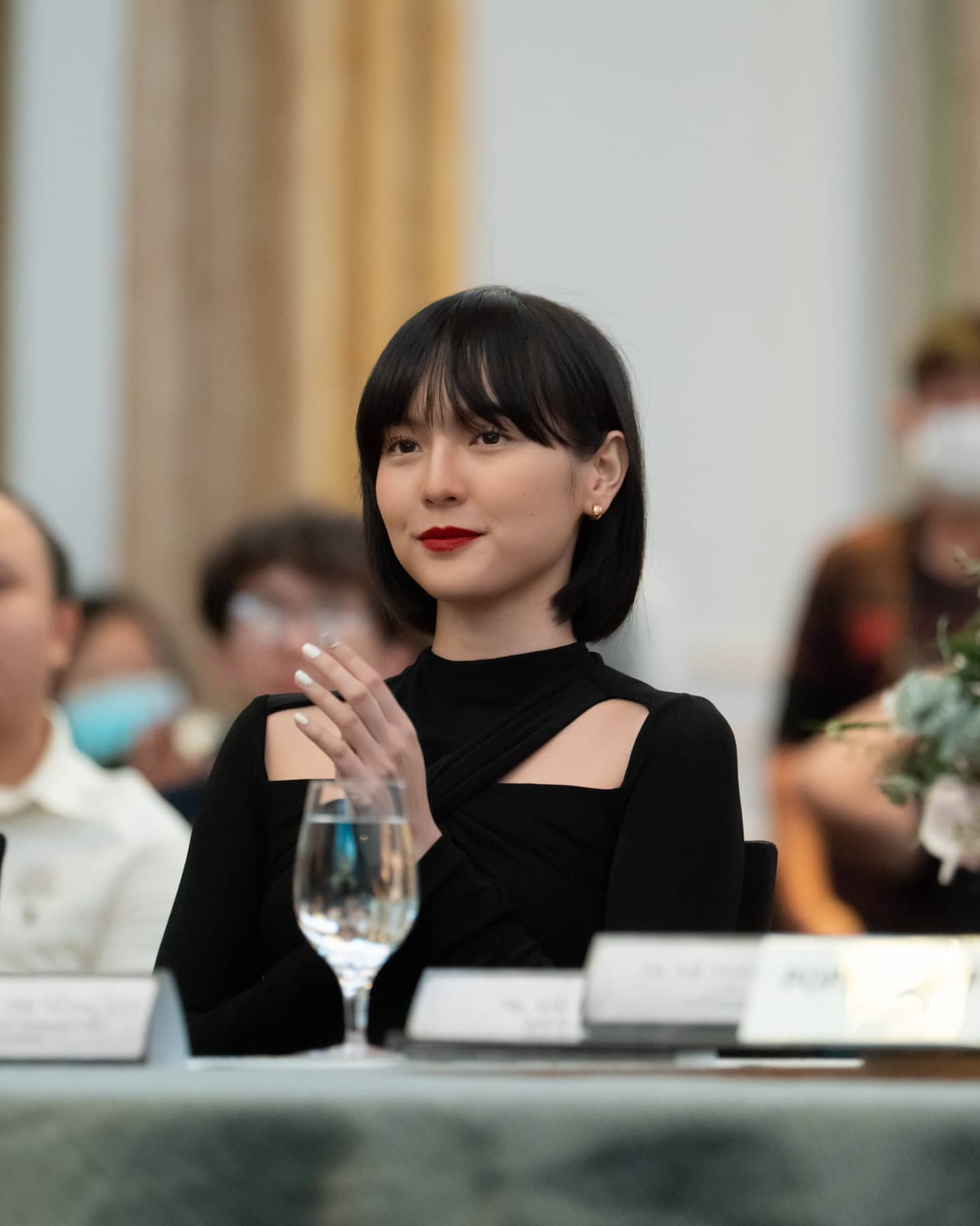 Ro-tin-hai-tu-thang-thung-chia-tay-nguoi-yeu-xoa-het-anh-chung-khi-quay-MV-voi-son-tung