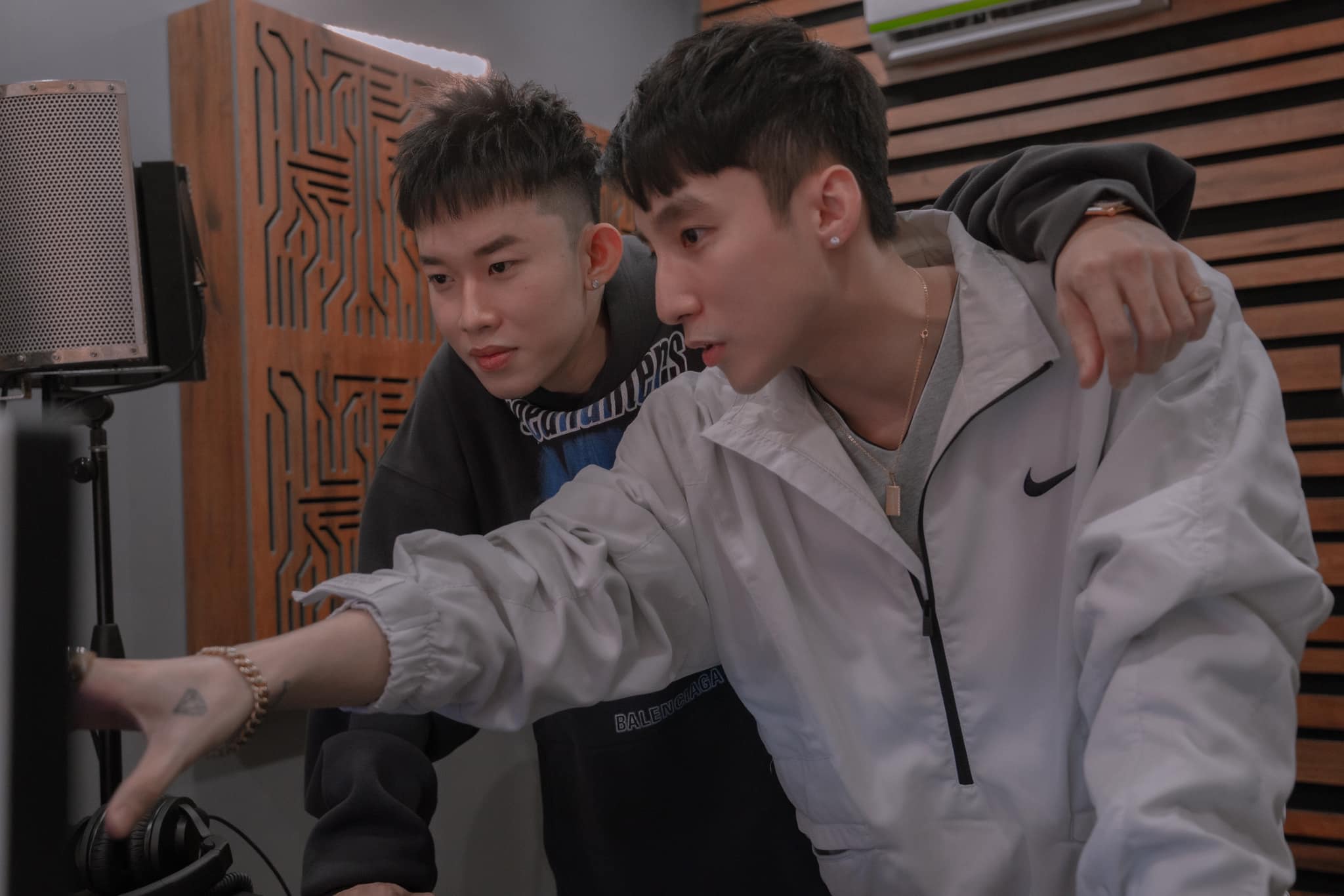 Giua-loat-on-ao-son-tung-mtp-lan-dau-truc-tiep-len-tiep-chia-se-ve-hai-tu-cung-du-dinh-sap-toi