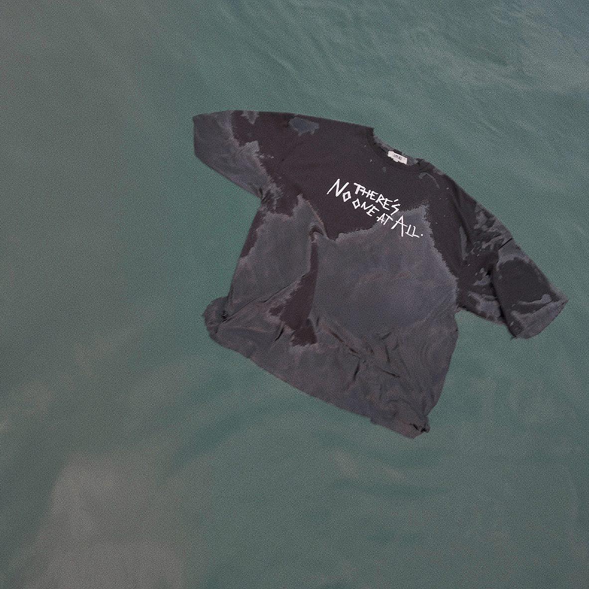 Cong-chung-khong-ngung-chi-trich-khi-son-tung-mtp-tha-ao-theres-no-one-at-all-xuong-bien