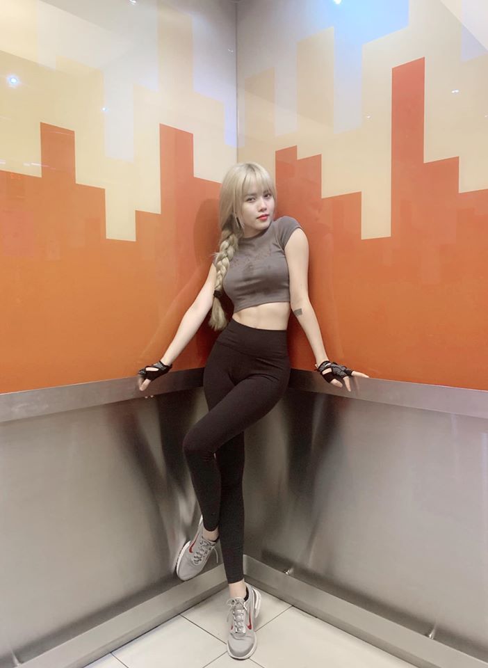 Nữ ca sĩ sở hữu ngoại h&igrave;nh xinh đẹp, v&oacute;c d&aacute;ng c&acirc;n đối c&ugrave;ng phong c&aacute;ch thời thượng, trở th&agrave;nh h&igrave;nh mẫu l&yacute; tưởng cho nhiều bạn trẻ hiện nay. Tuy nhi&ecirc;n, bản th&acirc;n c&ocirc; cũng kh&ocirc;ng tự tin về khuyết điểm tr&aacute;n &ldquo;s&acirc;n bay&rdquo; của m&igrave;nh n&ecirc;n c&ocirc; thường xuy&ecirc;n để m&aacute;i bằng để khu&ocirc;n mặt được thanh tho&aacute;t v&agrave; gọn g&agrave;ng hơn. V&agrave;o trưa nay, c&ocirc; đ&atilde; đăng tải những h&igrave;nh ảnh vuốt mai l&ecirc;n để dưỡng da nhưng lại khiến một số kh&aacute;n giả ngạc nhi&ecirc;n v&igrave; khi c&ocirc; để m&aacute;i bằng v&agrave; vuốt l&ecirc;n tr&ocirc;ng thật kh&aacute;c biệt. Bởi khi c&ocirc; vuốt m&aacute;i l&ecirc;n mặt c&ocirc; trở n&ecirc;n bẫu b&igrave;nh, lộ khuyết điểm tr&aacute;n rộng tr&ocirc;ng thiếu đi sự thanh tho&aacute;t so với mọi ng&agrave;y.