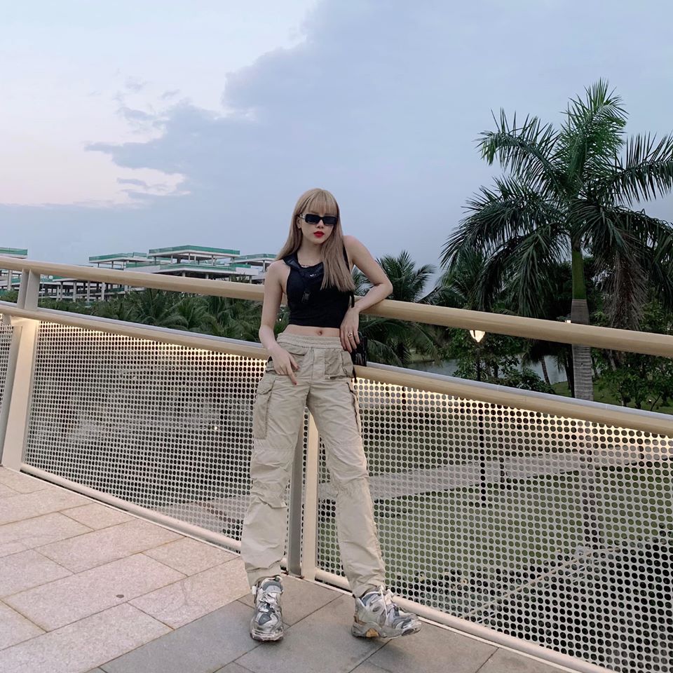 Nữ ca sĩ sở hữu ngoại h&igrave;nh xinh đẹp, v&oacute;c d&aacute;ng c&acirc;n đối c&ugrave;ng phong c&aacute;ch thời thượng, trở th&agrave;nh h&igrave;nh mẫu l&yacute; tưởng cho nhiều bạn trẻ hiện nay. Tuy nhi&ecirc;n, bản th&acirc;n c&ocirc; cũng kh&ocirc;ng tự tin về khuyết điểm tr&aacute;n &ldquo;s&acirc;n bay&rdquo; của m&igrave;nh n&ecirc;n c&ocirc; thường xuy&ecirc;n để m&aacute;i bằng để khu&ocirc;n mặt được thanh tho&aacute;t v&agrave; gọn g&agrave;ng hơn. V&agrave;o trưa nay, c&ocirc; đ&atilde; đăng tải những h&igrave;nh ảnh vuốt mai l&ecirc;n để dưỡng da nhưng lại khiến một số kh&aacute;n giả ngạc nhi&ecirc;n v&igrave; khi c&ocirc; để m&aacute;i bằng v&agrave; vuốt l&ecirc;n tr&ocirc;ng thật kh&aacute;c biệt. Bởi khi c&ocirc; vuốt m&aacute;i l&ecirc;n mặt c&ocirc; trở n&ecirc;n bẫu b&igrave;nh, lộ khuyết điểm tr&aacute;n rộng tr&ocirc;ng thiếu đi sự thanh tho&aacute;t so với mọi ng&agrave;y.