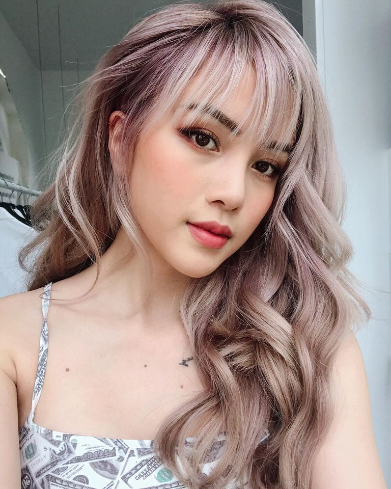 Nữ ca sĩ sở hữu ngoại h&igrave;nh xinh đẹp, v&oacute;c d&aacute;ng c&acirc;n đối c&ugrave;ng phong c&aacute;ch thời thượng, trở th&agrave;nh h&igrave;nh mẫu l&yacute; tưởng cho nhiều bạn trẻ hiện nay. Tuy nhi&ecirc;n, bản th&acirc;n c&ocirc; cũng kh&ocirc;ng tự tin về khuyết điểm tr&aacute;n &ldquo;s&acirc;n bay&rdquo; của m&igrave;nh n&ecirc;n c&ocirc; thường xuy&ecirc;n để m&aacute;i bằng để khu&ocirc;n mặt được thanh tho&aacute;t v&agrave; gọn g&agrave;ng hơn. V&agrave;o trưa nay, c&ocirc; đ&atilde; đăng tải những h&igrave;nh ảnh vuốt mai l&ecirc;n để dưỡng da nhưng lại khiến một số kh&aacute;n giả ngạc nhi&ecirc;n v&igrave; khi c&ocirc; để m&aacute;i bằng v&agrave; vuốt l&ecirc;n tr&ocirc;ng thật kh&aacute;c biệt. Bởi khi c&ocirc; vuốt m&aacute;i l&ecirc;n mặt c&ocirc; trở n&ecirc;n bẫu b&igrave;nh, lộ khuyết điểm tr&aacute;n rộng tr&ocirc;ng thiếu đi sự thanh tho&aacute;t so với mọi ng&agrave;y.