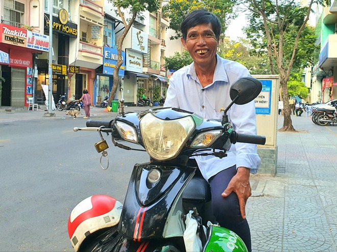 Bị tịch thu xích lô, người đàn ông bật khóc chia sẻ về hoàn cảnh và được CSGT hỗ trợ tiền mua xe máy