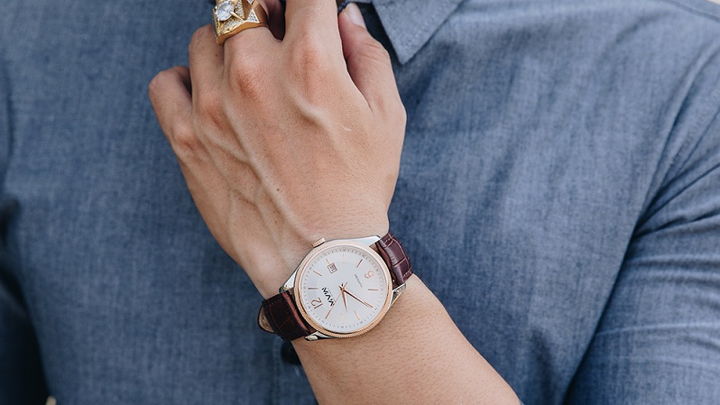 Hang-loat-dong-ho-thoi-trang-giam-gia-len-toi-60-sang-trong-da-dang-mau-ma-cho-ca-nam-va-nu