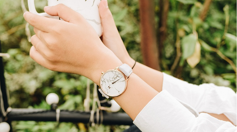 Hang-loat-dong-ho-thoi-trang-giam-gia-len-toi-60-sang-trong-da-dang-mau-ma-cho-ca-nam-va-nu