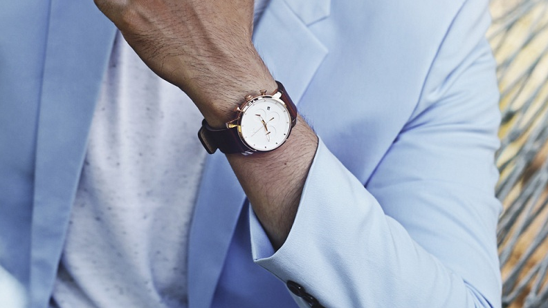 Hang-loat-dong-ho-thoi-trang-giam-gia-len-toi-60-sang-trong-da-dang-mau-ma-cho-ca-nam-va-nu