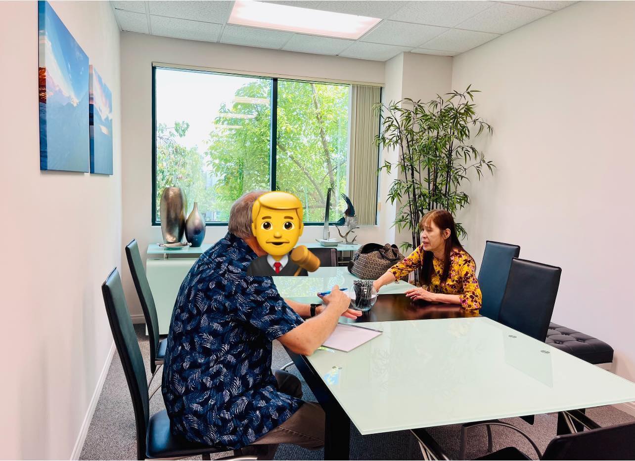 Thuy-nga-nghen-ngao-ke-lai-viec-bi-cha-dap-va-don-vao-chan-tuong-gay-xon-xao-cdm-54