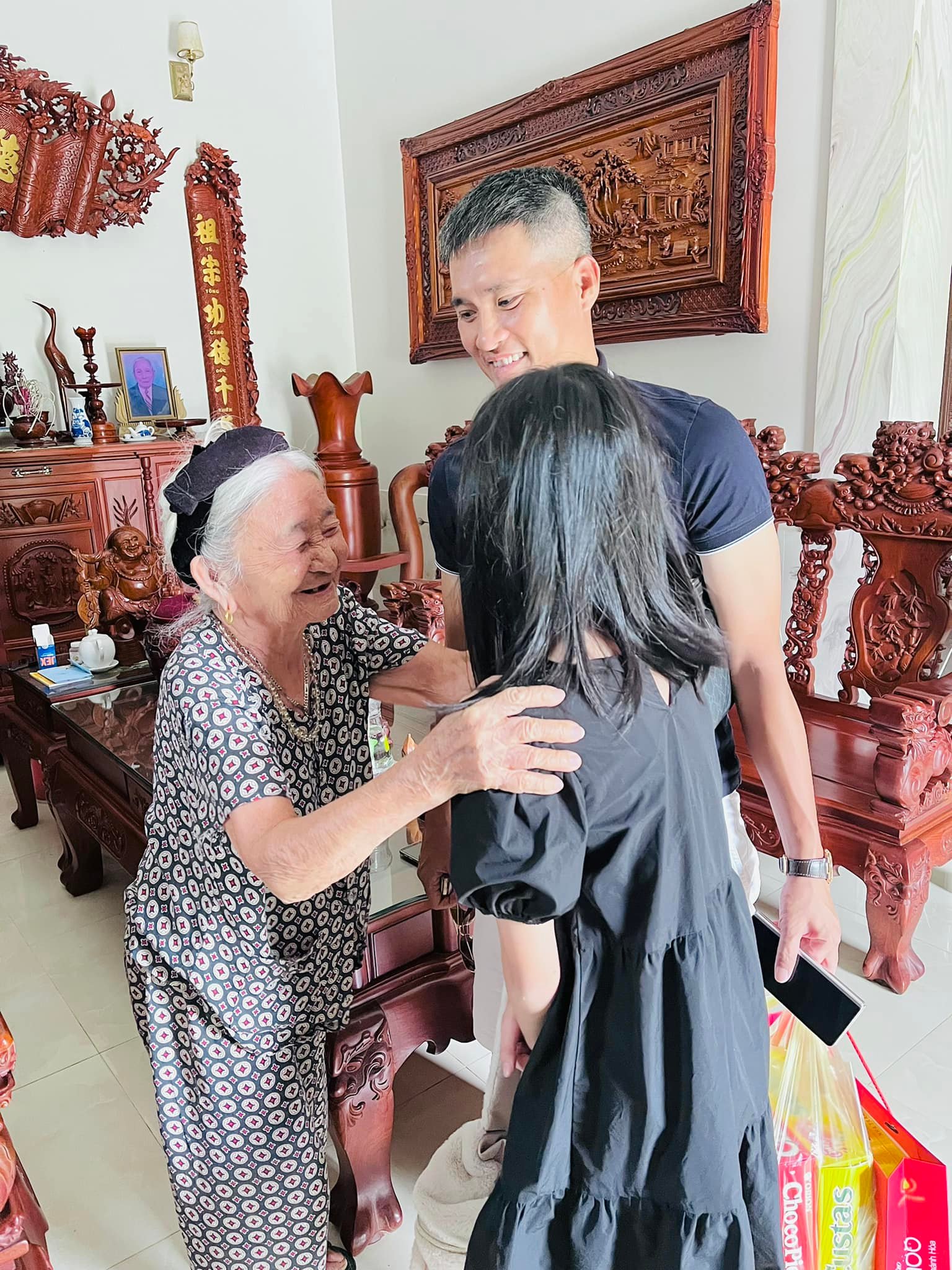 Cong-vinh-hao-hung-chia-se-khoanh-khac-con-gai-quay-quan-ben-co-noi-95-tuoi-khien-dan-tinh-thich-thu-1