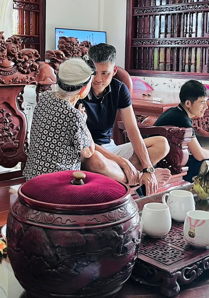 Cong-vinh-hao-hung-chia-se-khoanh-khac-con-gai-quay-quan-ben-co-noi-95-tuoi-khien-dan-tinh-thich-thu-2