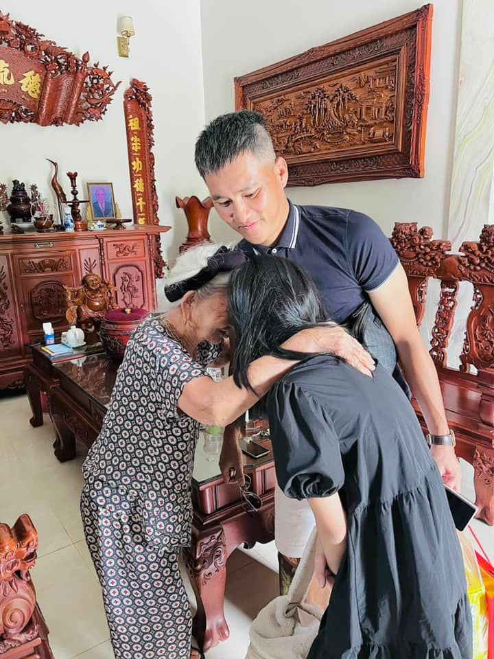 Cong-vinh-hao-hung-chia-se-khoanh-khac-con-gai-quay-quan-ben-co-noi-95-tuoi-khien-dan-tinh-thich-thu-4