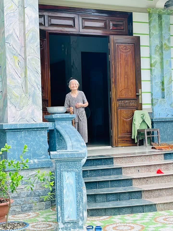 Cong-vinh-hao-hung-chia-se-khoanh-khac-con-gai-quay-quan-ben-co-noi-95-tuoi-khien-dan-tinh-thich-thu-5